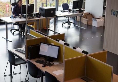 bord afskærmning med gul filt